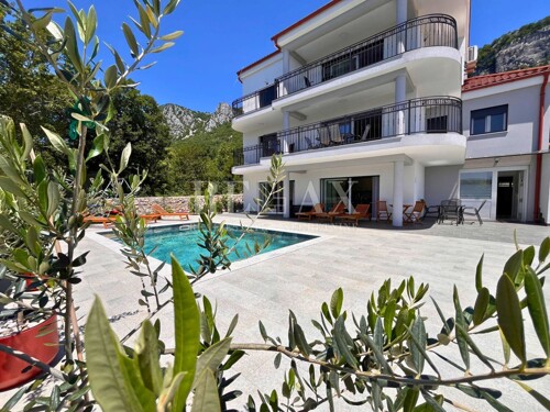 Bribir- stan sa vlastitim bazenom i okućnicom, novogradnja