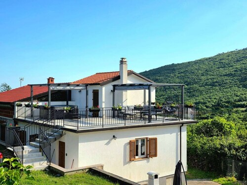 KUĆA S OČARAVAJUĆIM POGLEDOM NA PRIRODU