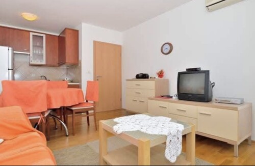 ODLIČAN STAN NA MIRNOJ LOKACIJI!