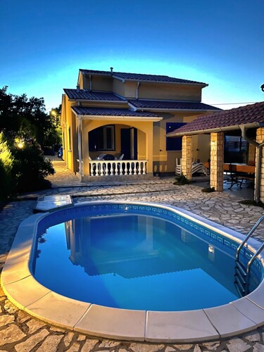 Kuća s bazenom okružena zelenilom, Labin, Istra