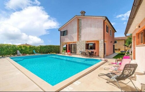 RUSTIKALNA KUĆA S BAZENOM I OKUĆNICOM