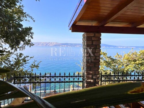 Novi Vinodolski - restoran u prvom redu do mora