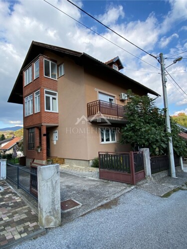 Kuća 253m², Zagreb (Vrapče) – tri stambene jedinice i dvoriš