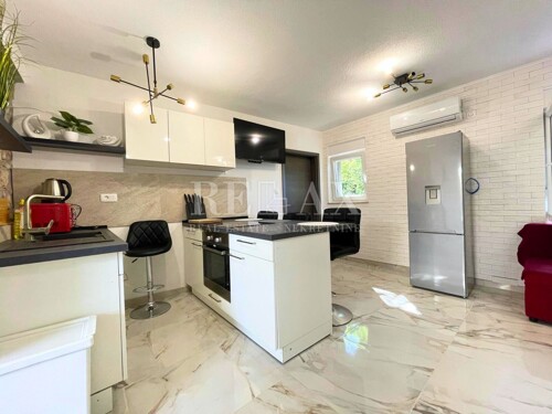 Bribir - kamena kuća u nizu s okućnicom