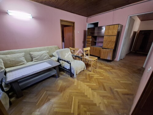 Kuća na Graberju, 260m2, 3 odvojena stana, 1200m od Črnomerc