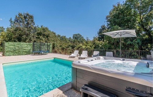 DVA OBJEKTA S BAZENOM I JACUZZIJEM U MIRNOM NASELJU!PRILIKA!