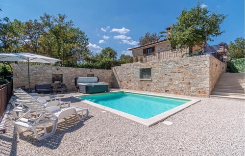 DVA OBJEKTA S BAZENOM I JACUZZIJEM U MIRNOM NASELJU!PRILIKA!