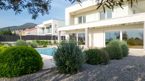 Klenovica - novogradnja s bazenom i pogledom