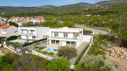 Klenovica - novogradnja s bazenom i pogledom