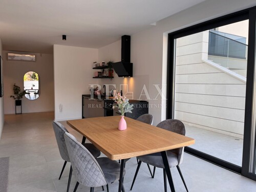 Crikvenica -  Stan s bazenom u urbanoj vili