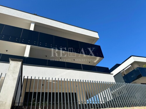 KRK- Moderna novogradnja s bazenom i pogledom na more