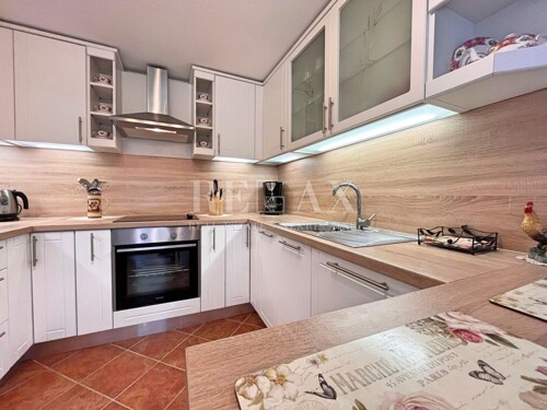 Senj, Sv. Juraj - Kuća s velikom okućnicom