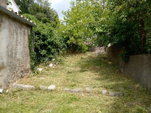 KAMENA PRIZEMNICA S POGLEDOM NA MORE