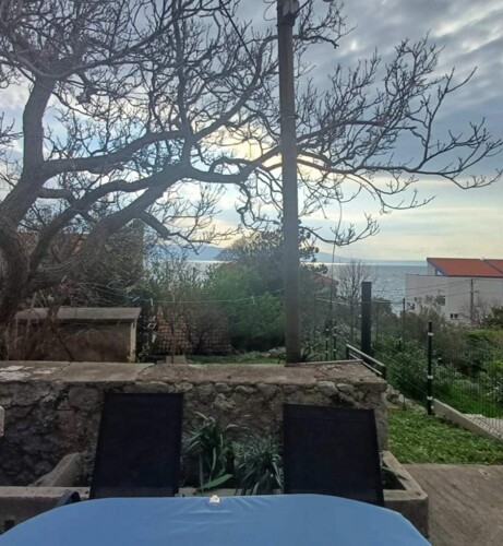 KAMENA PRIZEMNICA S POGLEDOM NA MORE