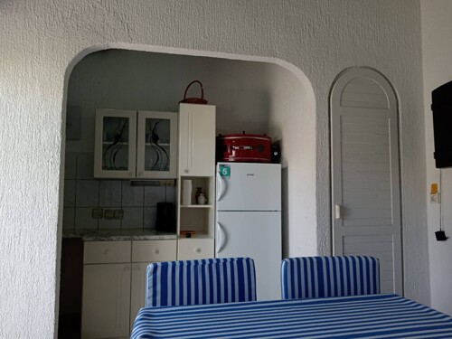 SIMPATIČNA KUĆA U NIZU BLIZINA MORA