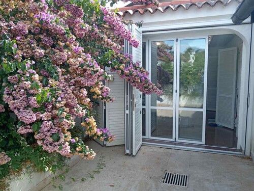 SIMPATIČNA KUĆA U NIZU BLIZINA MORA