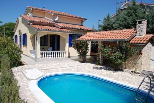 Kuća s bazenom okružena zelenilom, Labin, Istra