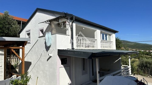 Kuća sa 3 apartmana s pogledom na more, Obrovac, 250m od pla