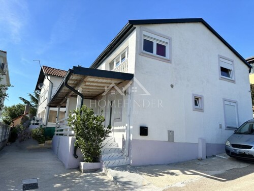 Kuća sa 3 apartmana s pogledom na more, Obrovac, 250m od pla