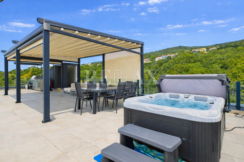 Dramalj – prostrani stan s krovnom terasom i pogledom