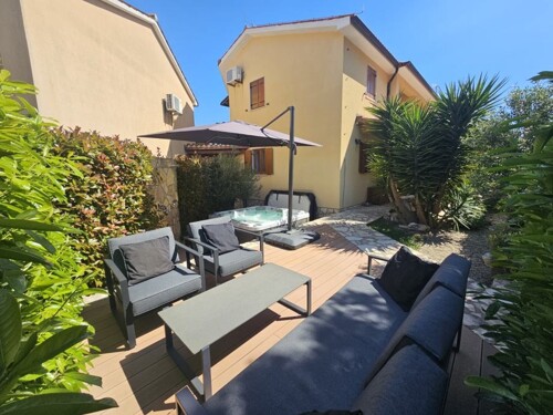 Stan sa prostranom terasom i vrtom, Banjole, Istra