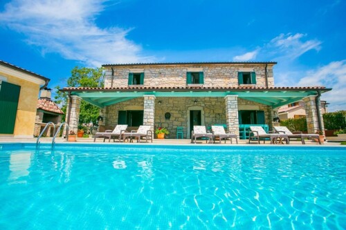 Kamena kuća sa bazenom i pomoćnim objektima, okolica Poreča