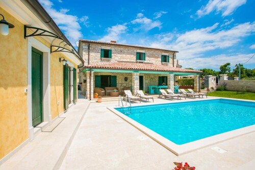 Kamena kuća sa bazenom i pomoćnim objektima, okolica Poreča