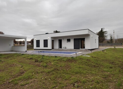 Nova prizemnica okružena zelenilom, Kršan, Istra