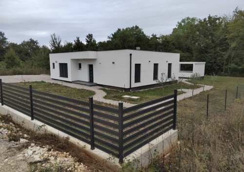 Nova prizemnica okružena zelenilom, Kršan, Istra