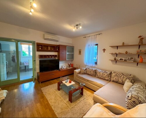 Stan s prostranim vrtom na mirnoj lokaciji, Novigrad, Istra