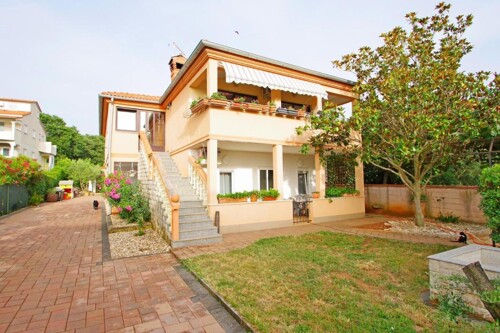 Obiteljska kuća sa tri stana, Fažana,okolica, Istra