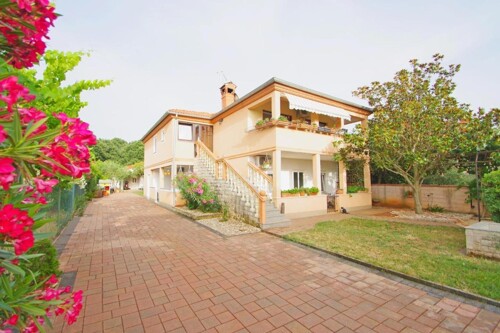 Obiteljska kuća sa tri stana, Fažana,okolica, Istra