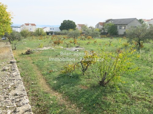 Prodajemo građevinsko zemljište veličine 672 m2, Vodice