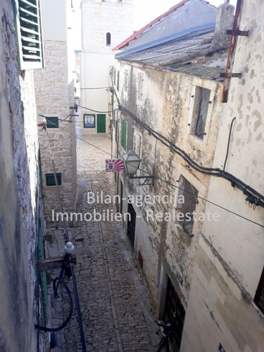 Vodice, strogi centar, kuća za renoviranje