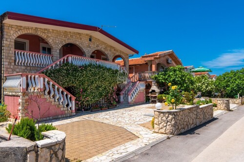 Uhodana apartmanska kuća za najam-50m od mora !!