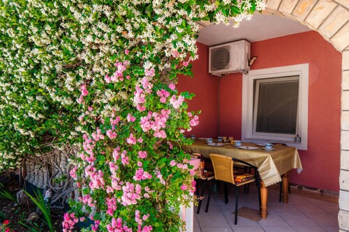 Uhodana apartmanska kuća za najam-50m od mora !!