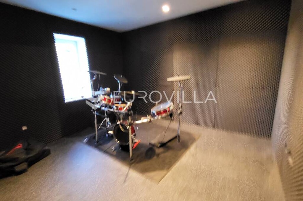 Image 4839856 - 4