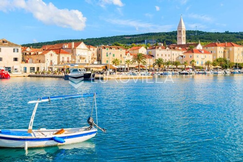 Brač, Supetar atraktivan poslovni prostor s projektom za nadogradnju