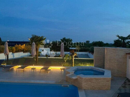 Thumbnail 4856105 - 8