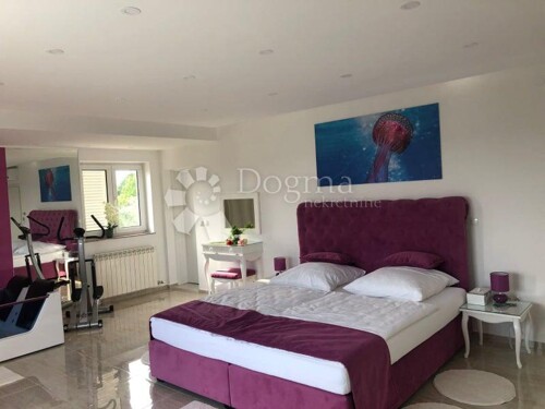 Thumbnail 4856105 - 2