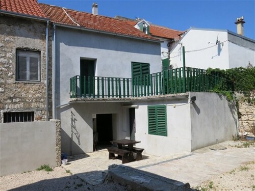 Vodice, kuća u centru,75m2, okućnica, parkiralište