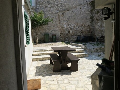 Vodice, kuća u centru,75m2, okućnica, parkiralište