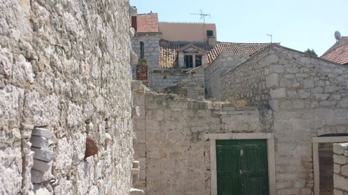 Otok Prvić, dio kuće u centru mjesta