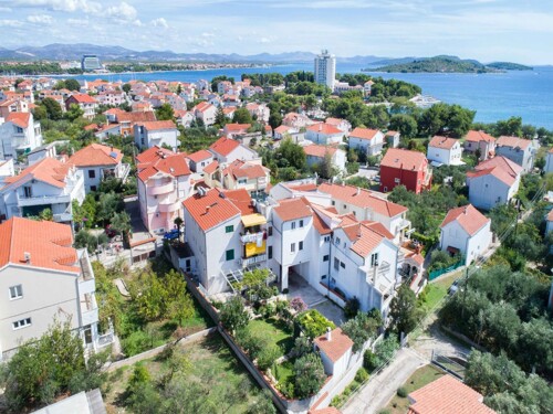Vodice, apartmanska kuća, samo 260 m od Plave plaže