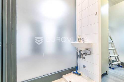 Zagreb, Kvaternikov trg, poslovni prostor 27 m2 na 2. katu poslovne zgrade