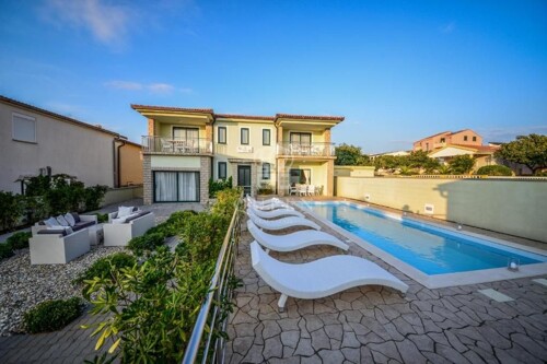 Luksuzna Villa sa 3 stana na atraktivnoj lokaciji