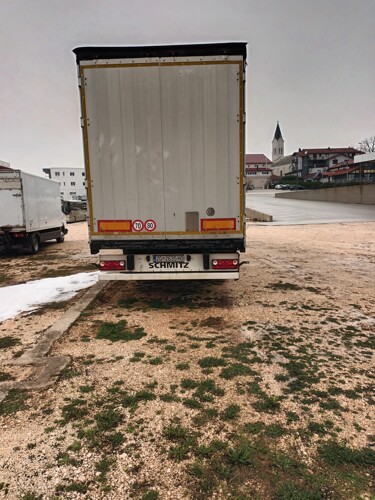 Tegljač volvo 520 s poluprikolicom schmitz ili bez