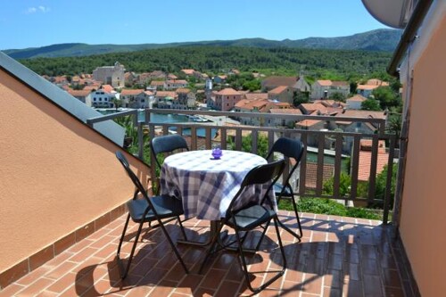 Kuća: Hvar- Vrboska, kuća 200 m2, 100 m od mora, 4 apartmana (prodaja)