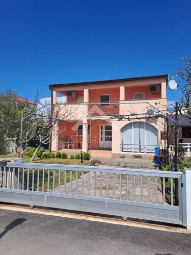 Kuća sa tri apartmana - Vir