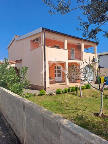 Kuća sa tri apartmana - Vir